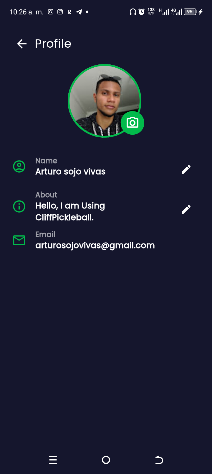 Perfil con avatar circular de borde verde, botón de cámara y campos Name, About y Email editables